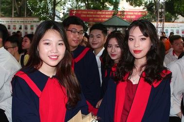 Lễ trao bằng tốt nghiệp trang nghiêm của thầy trò trường Nguyễn Bỉnh Khiêm