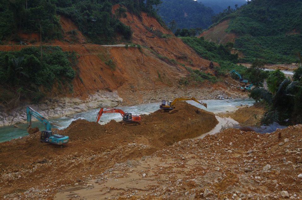 Khơi thông kênh nắn dòng chảy sông Rào Trăng để tìm người mất tích - 1 Khơi thông kênh nắn dòng chảy sông Rào Trăng để tìm người mất tích - 1