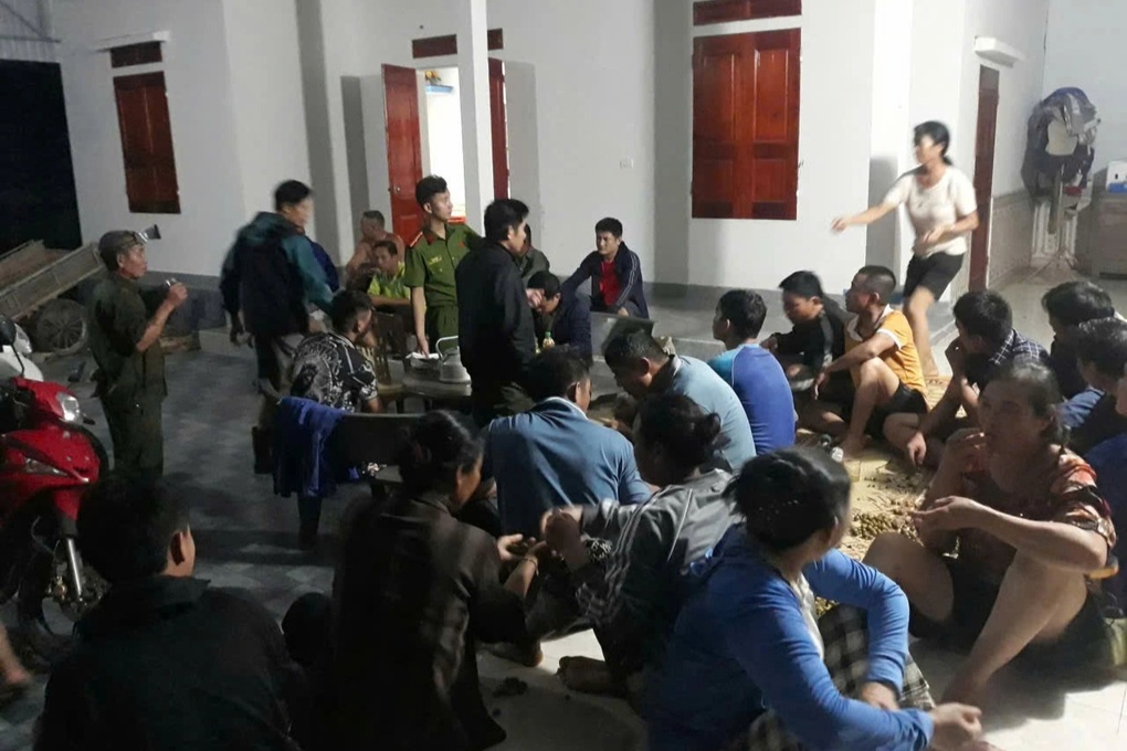 Dân bắt quả tang trại lợn xả thải ra môi trường lúc nửa đêm - 2 Dân bắt quả tang trại lợn xả thải ra môi trường lúc nửa đêm - 2