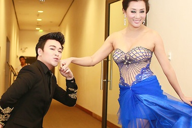 Ca sĩ Phan Anh “cầu hôn” MC Kỳ Duyên hậu trường liveshow Chế Linh