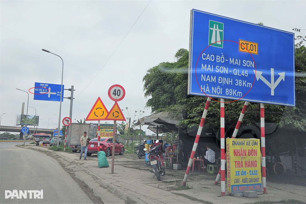 Chi chít biển báo tại nút giao quốc lộ 1 với cao tốc Bắc - Nam - 7 Chi chít biển báo tại nút giao quốc lộ 1 với cao tốc Bắc - Nam - 7