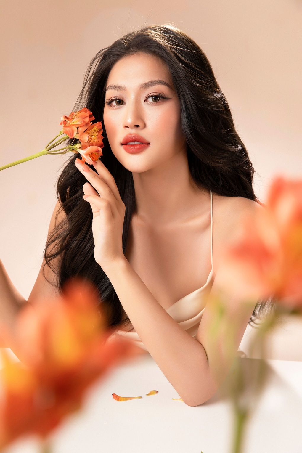 Hoa hậu Thiên Ân: Nhan sắc thăng hạng, nghi vấn hẹn hò nam diễn viên - 5 Hoa hậu Thiên Ân: Nhan sắc thăng hạng, nghi vấn hẹn hò nam diễn viên - 5