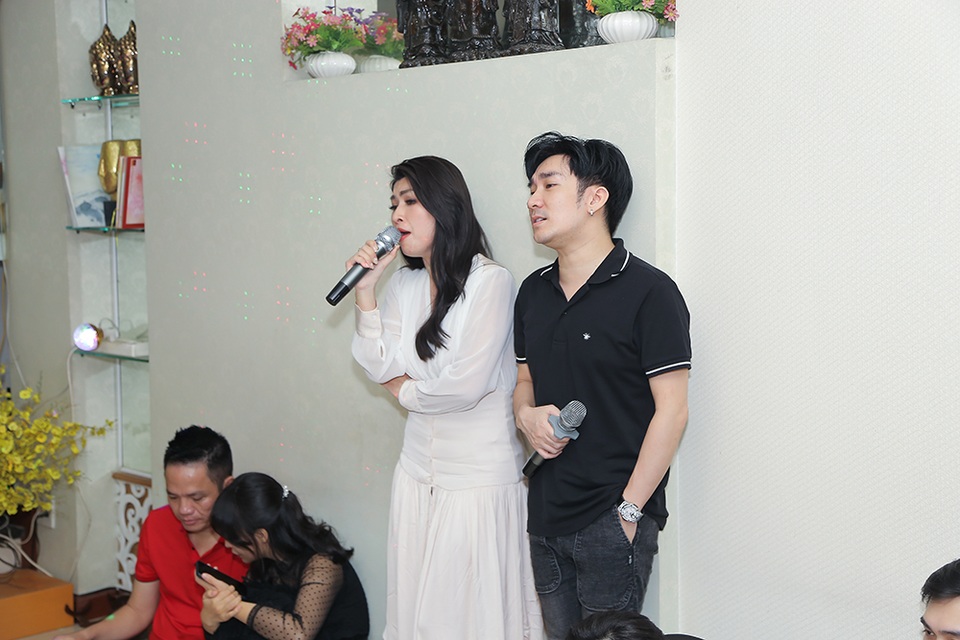 Quang Hà, Nguyễn Hồng Nhung cúng Tổ sân khấu sớm - 3 Quang Hà, Nguyễn Hồng Nhung cúng Tổ sân khấu sớm - 3