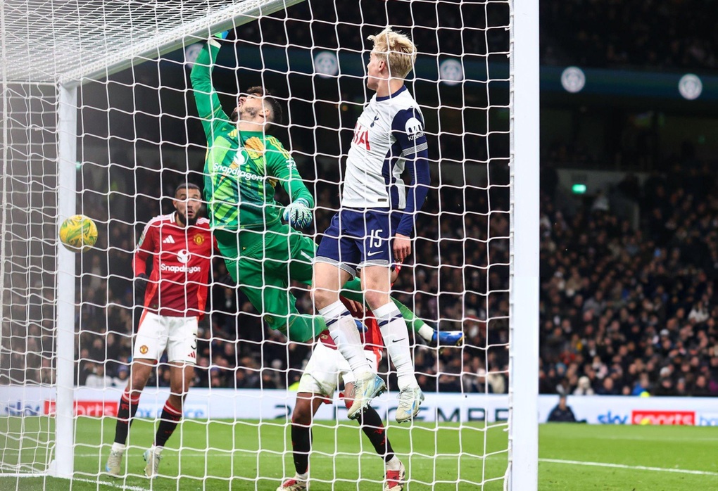 Hai thủ môn tấu hài, Tottenham thắng 4-3 trước Man Utd - 3