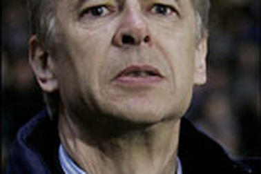 Wenger: “Trọng tài đã nói dối”