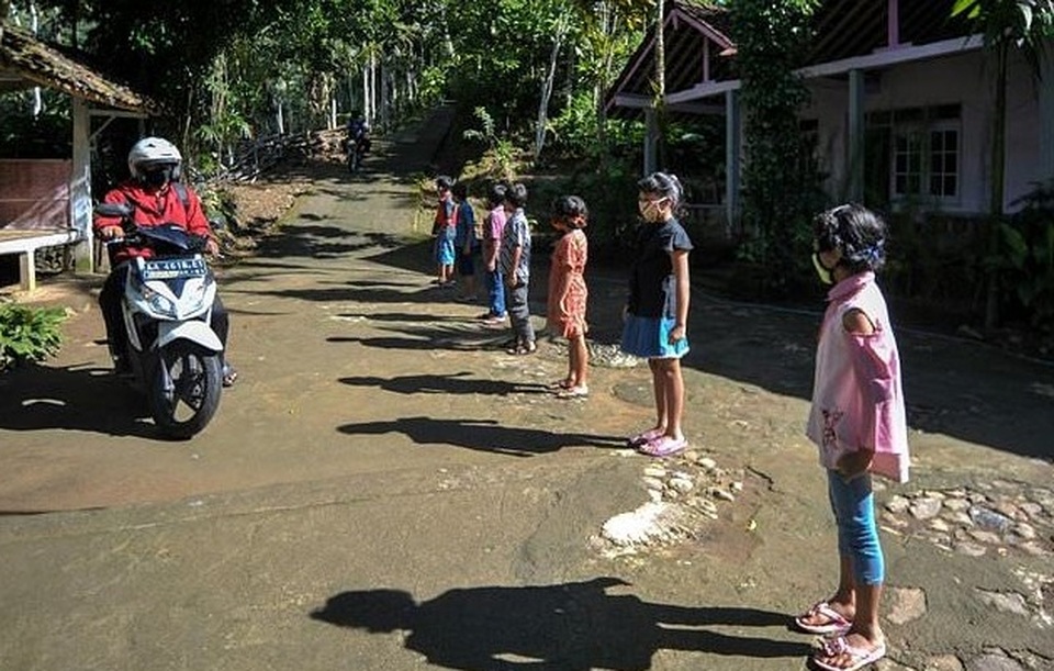Indonesia: Giáo viên trèo đèo lội suối, mang con chữ tới tận nhà học sinh - 2 Indonesia: Giáo viên trèo đèo lội suối, mang con chữ tới tận nhà học sinh - 2