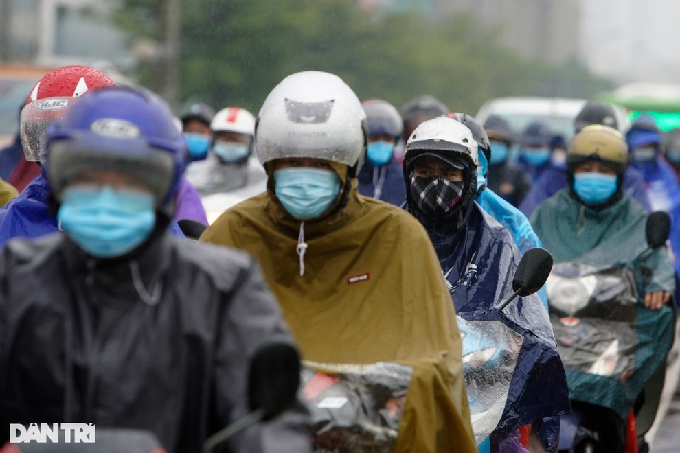 Mưa kéo dài, nhiều tuyến phố ở Hà Nội ùn tắc trong sáng đầu tuần - 8 Mưa kéo dài, nhiều tuyến phố ở Hà Nội ùn tắc trong sáng đầu tuần - 8