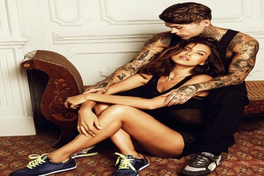 Bạn gái C.Ronaldo quấn quýt bên trai lạ trong bộ ảnh mới