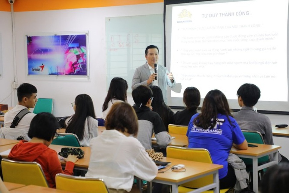 Học cùng doanh nhân, hình ảnh phổ biến trong giờ học thực tiễn của sinh viên UEF - 2 Học cùng doanh nhân, hình ảnh phổ biến trong giờ học thực tiễn của sinh viên UEF - 2