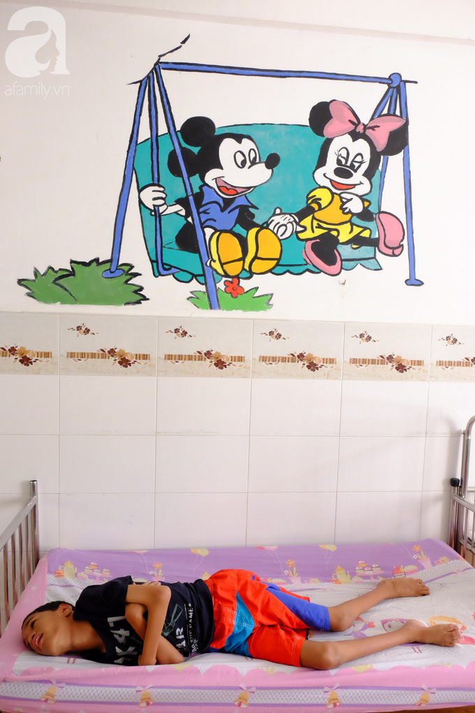 Xót cảnh bé trai, bé gái bại não, bị gia đình bỏ rơi được các mẹ ở làng Hòa Bình nuôi như con ruột - Ảnh 4. Xót cảnh bé trai, bé gái bại não, bị gia đình bỏ rơi được các mẹ ở làng Hòa Bình nuôi như con ruột - Ảnh 4.