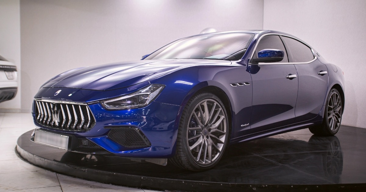 Maserati Ghibli GranSport 2018 trang bị động cơ V6 dung tích 3.0L cho công suất tối đa 350 mã lực và mô-men xoắn cực đại 500Nm, hộp số tự động ZF 8 cấp. Xe có thể tăng tốc 0-100km/h trong 5,1 giây, trước khi đạt vận tốc tối đa 267km/h (Ảnh: Tiến Dũng).