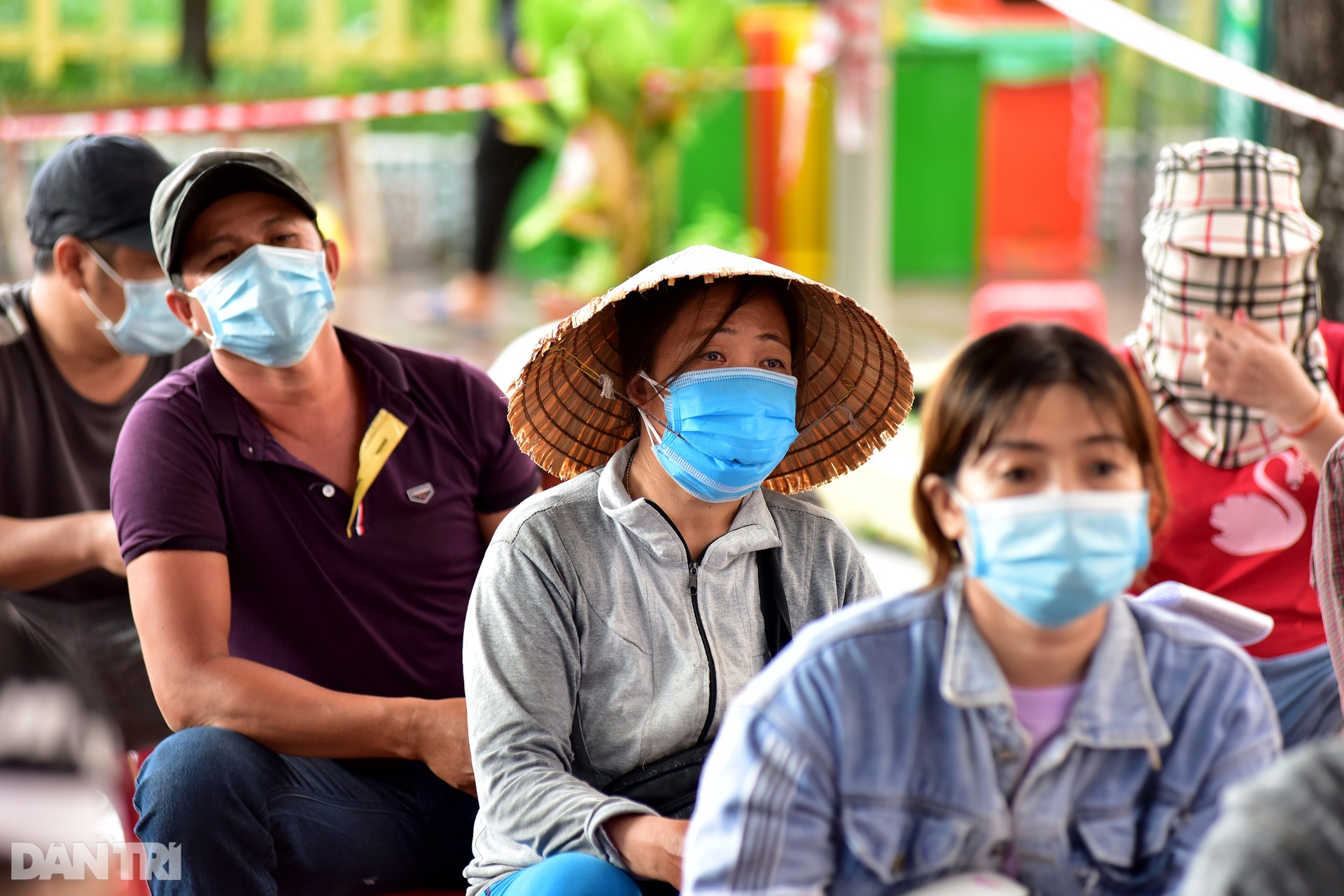 Người dân Sài Gòn xếp hàng trong mưa hơn 2 tiếng chờ tiêm vắc xin - 13 Người dân Sài Gòn xếp hàng trong mưa hơn 2 tiếng chờ tiêm vắc xin - 13