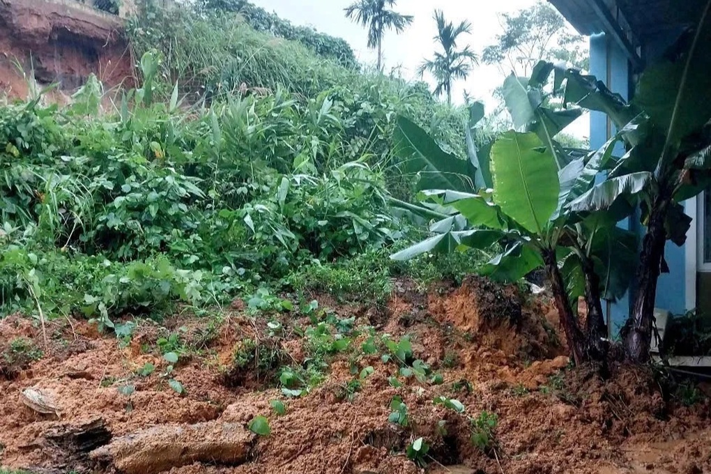 Sạt lở đe dọa trường học, hàng trăm học sinh được di dời khẩn cấp - 1