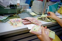 Giảm thuế, phí, bớt chi tiêu công 