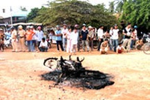 Tự đốt xe máy khi bị CSGT phạt