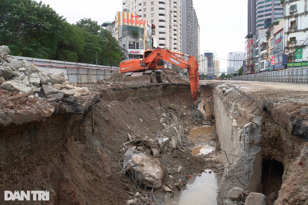 Hà Nội: Hầm chui Lê Văn Lương hiện đại hơn 700 tỷ đồng dần lộ diện - 2 Hà Nội: Hầm chui Lê Văn Lương hiện đại hơn 700 tỷ đồng dần lộ diện - 2