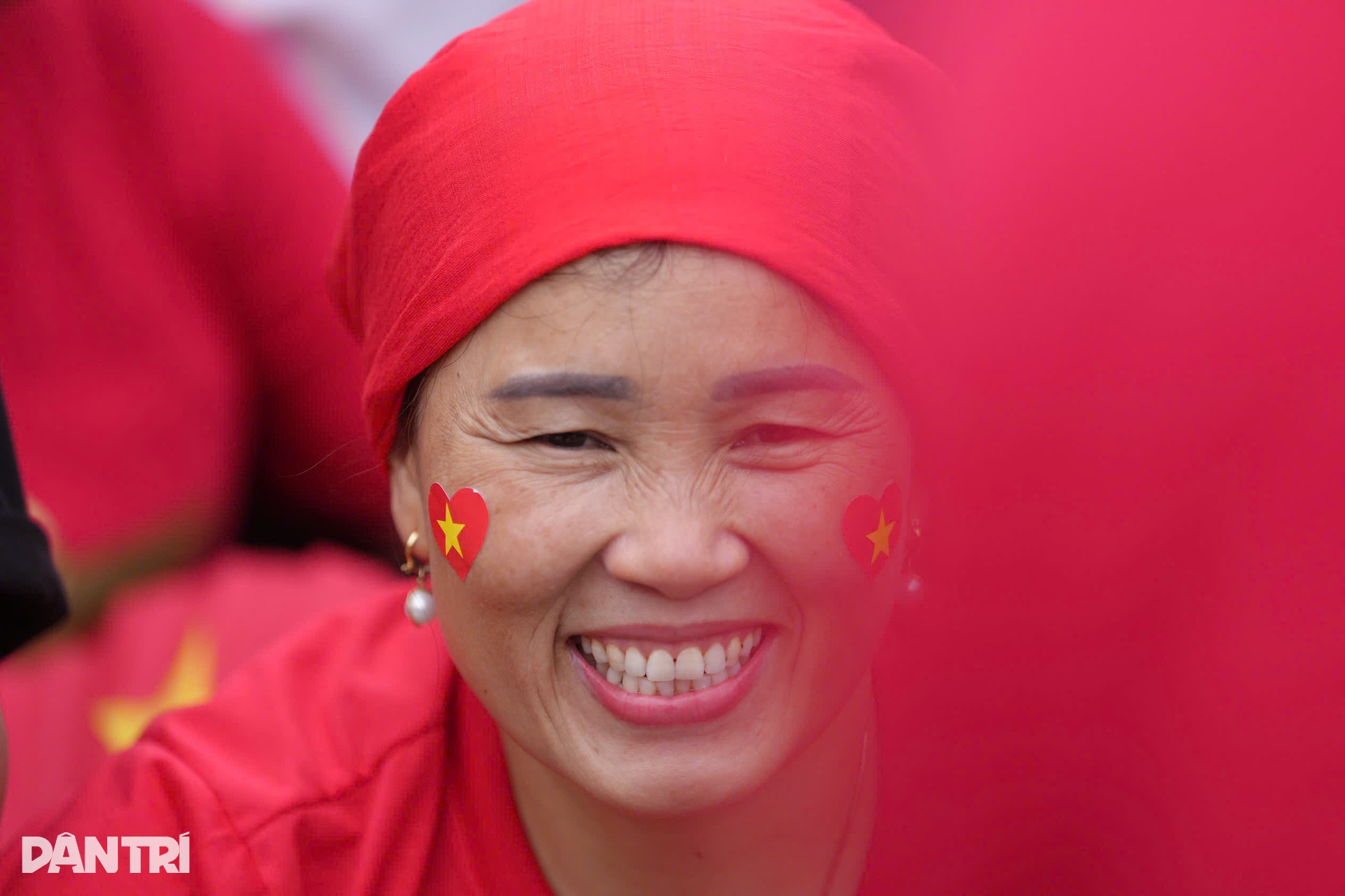 Người dân đội ghế, mang chiếu sẵn sàng cắm trại xuyên đêm chờ xem diễu binh - 13 Người dân đội ghế, mang chiếu sẵn sàng cắm trại xuyên đêm chờ xem diễu binh - 13