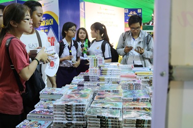 Ngày đầu khai trương, Hội sách TPHCM đã thu hút đông đảo độc giả