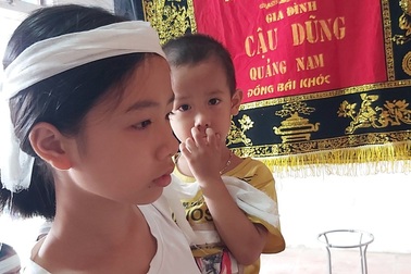 Tương lai mờ mịt của 2 đứa trẻ bỗng mồ côi cha mẹ