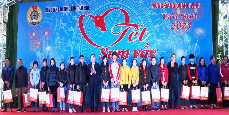 Tổ chức Tết sum vầy 2021, tặng hơn 9000 suất quà tết tới người lao động - 1 Tổ chức Tết sum vầy 2021, tặng hơn 9000 suất quà tết tới người lao động - 1