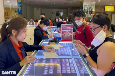 Khách đi "mua vét" vàng buổi tối, nhiều tiệm vàng ở TPHCM ùn tắc