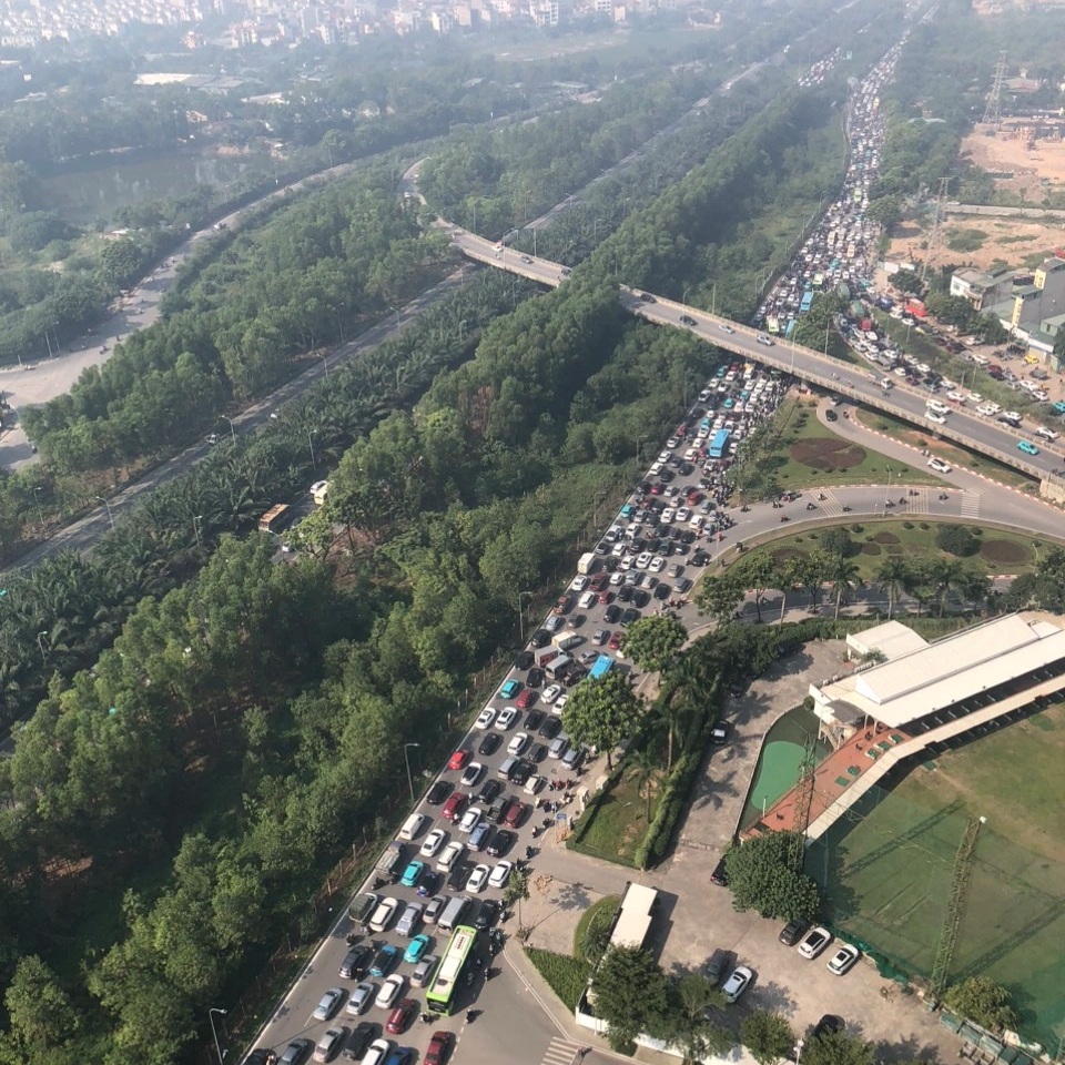 View - Ô tô nối đuôi xếp hàng 3 tiếng chờ vào Bảo tàng Lịch sử Quân sự Việt Nam | Báo Dân trí