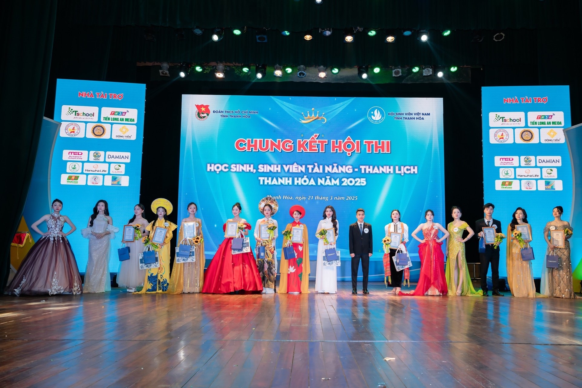 សម្រស់កុមារី កុមារី ដែលទទួលបានជ័យលាភីលេខ១ ក្នុងកម្មវិធីប្រលងទេពកោសល្យសិស្ស-១ Nhan sắc xinh đẹp từ bé của cô gái đạt giải Nhất hội thi tài năng sinh viên - 1