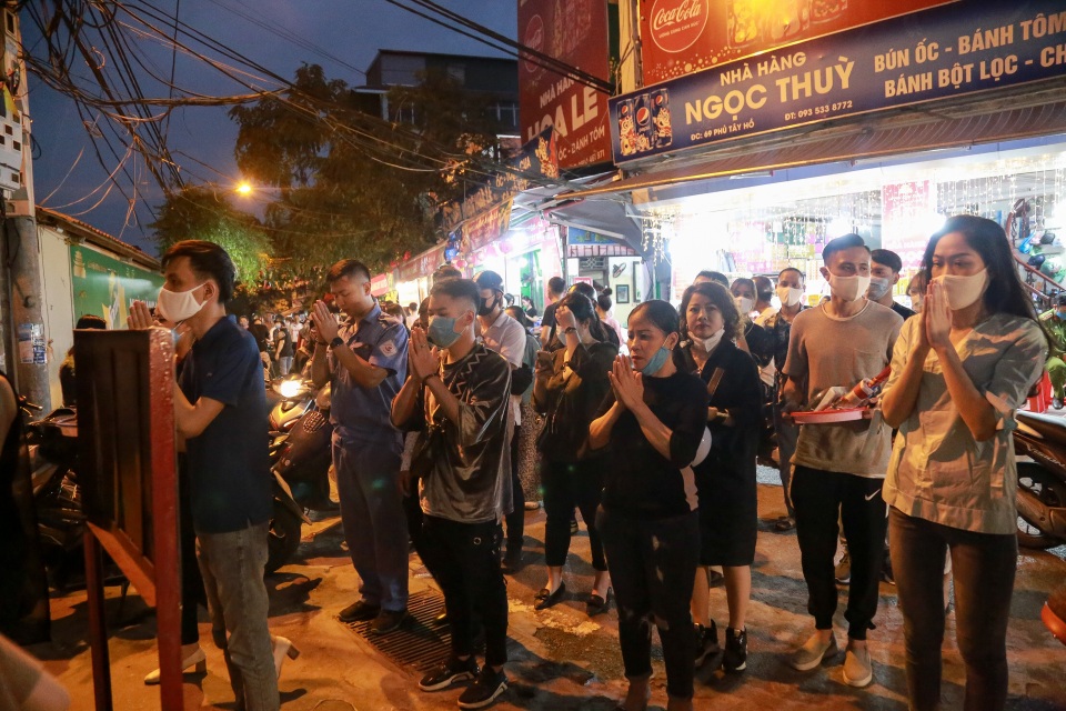 Phủ Tây Hồ đóng cửa, hàng trăm người dân vẫn chen nhau đi lễ - 5 Phủ Tây Hồ đóng cửa, hàng trăm người dân vẫn chen nhau đi lễ - 5