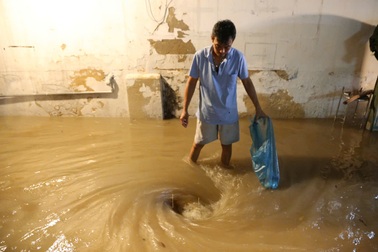 TPHCM mưa lớn do ảnh hưởng áp thấp nhiệt đới, nhiều tuyến đường ngập sâu