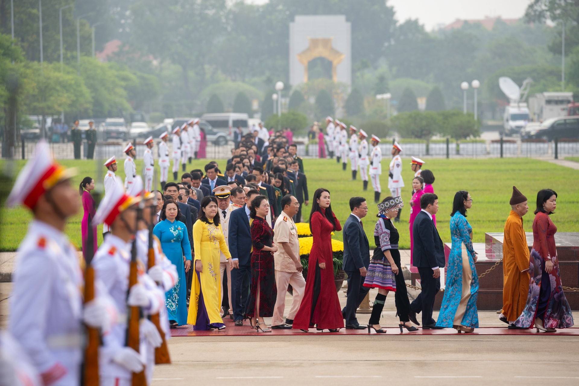 Lãnh đạo Đảng, Nhà nước và các ĐBQH vào Lăng viếng Chủ tịch Hồ Chí Minh - 6