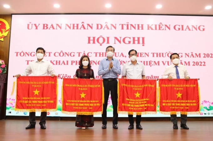 Trường THPT Giồng Riềng vinh dự đón nhận cờ thi đua Chính phủ.