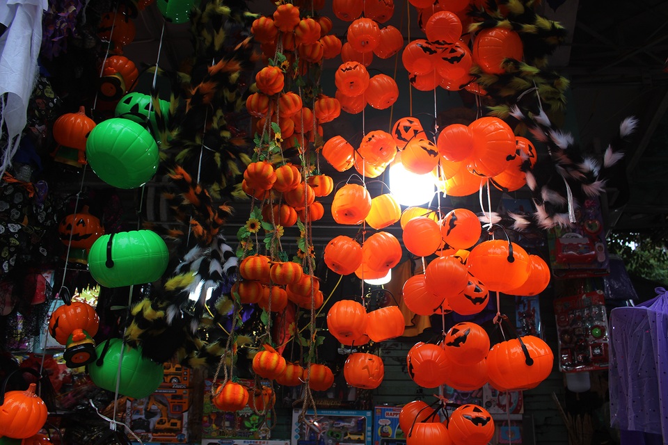 Phố Hàng Mã ngập tràn đồ chơi ma quỷ, rùng rợn trước thềm Halloween - 2 Phố Hàng Mã ngập tràn đồ chơi ma quỷ, rùng rợn trước thềm Halloween - 2