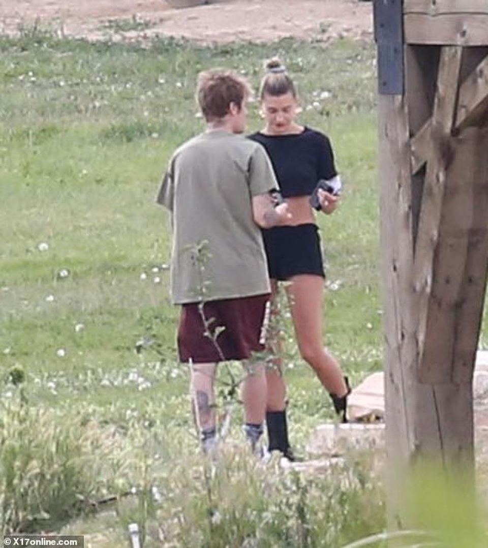 Hailey Bieber khoe eo thon khi cùng chồng đi cắm trại - 7 Hailey Bieber khoe eo thon khi cùng chồng đi cắm trại - 7