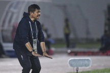 CĐV Indonesia nổi giận, "tấn công" HLV khi đội nhà bị loại ở giải châu Á