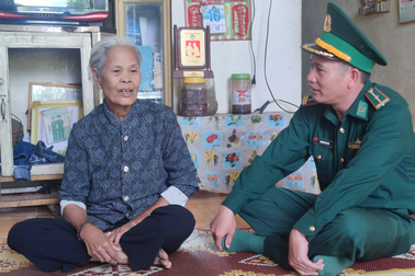 Nữ già làng ở ngã ba biên giới giúp dân học chữ, làm kinh tế