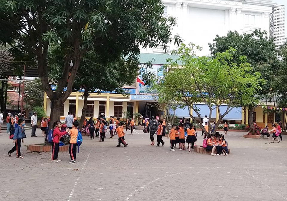9 học sinh đau bụng, buồn nôn sau khi uống nước miễn phí từ người lạ - 2 9 học sinh đau bụng, buồn nôn sau khi uống nước miễn phí từ người lạ - 2