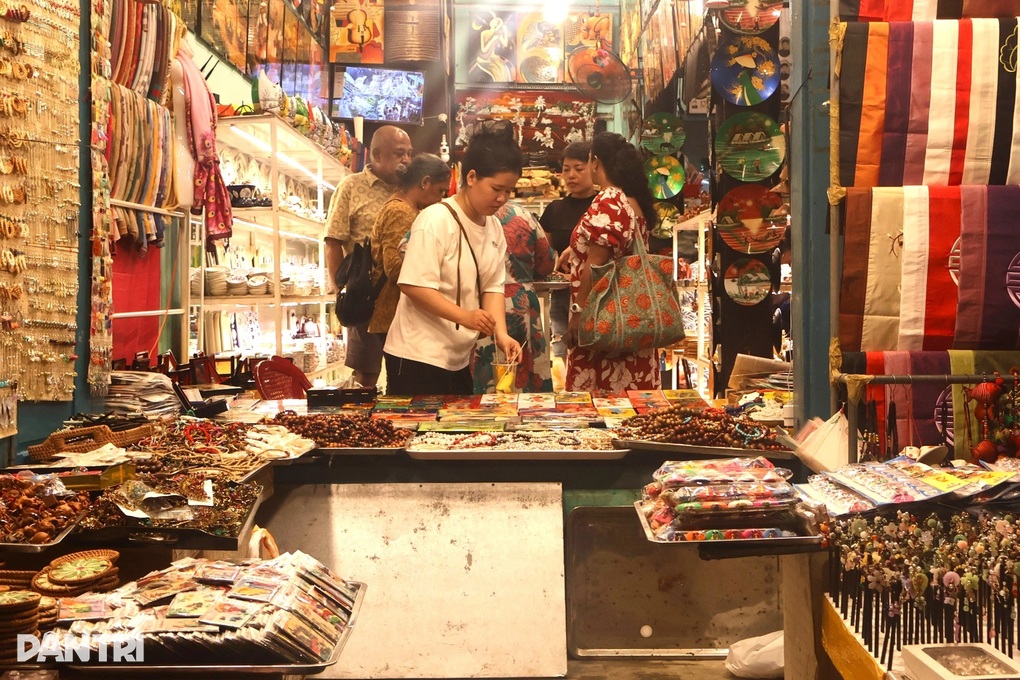 Flommene har nettopp avtatt, turister strømmer til den gamle byen Hoi An - 2 Lũ vừa rút, du khách tấp nập đổ về phố cổ Hội An - 2