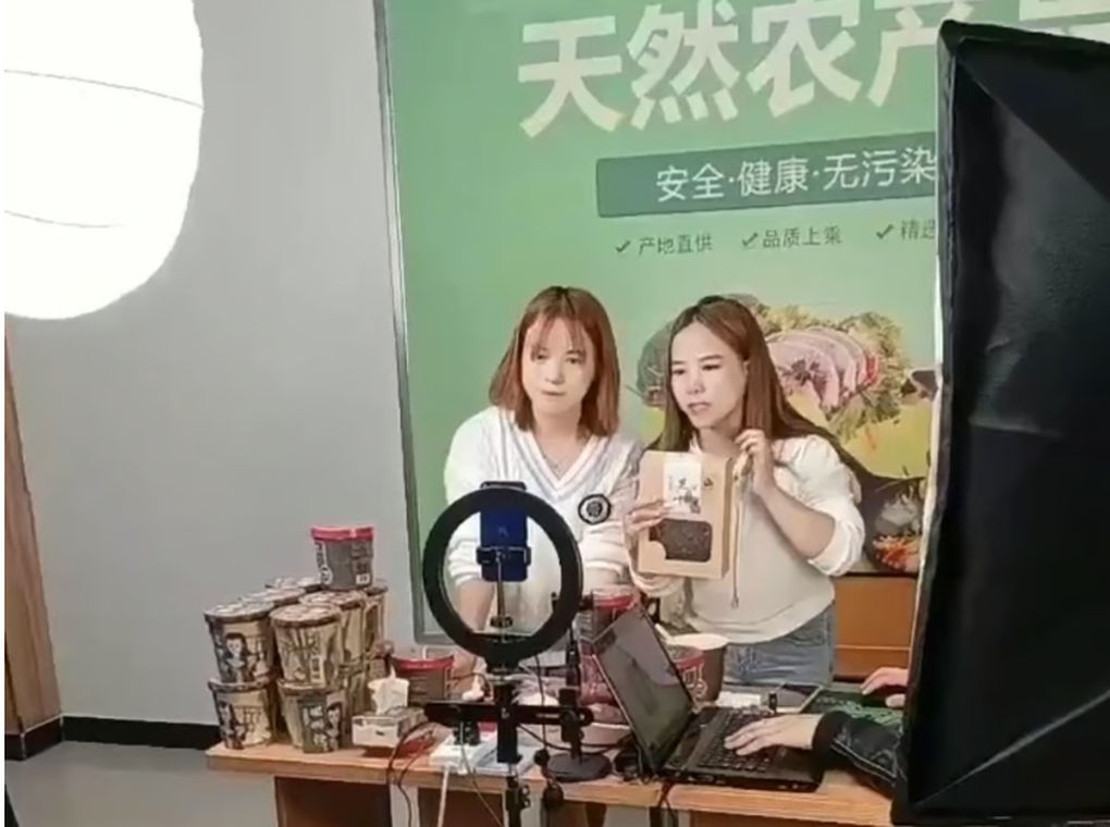 Đoàn tụ sau 30 năm xa cách, chị em song sinh lại rạn nứt tình cảm vì tiền - 2 Đoàn tụ sau 30 năm xa cách, chị em song sinh lại rạn nứt tình cảm vì tiền - 2