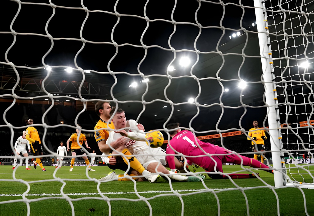 Man Utd thắng 4-3 trước Wolves nhờ cú chốt ở phút bù giờ - 2 Man Utd thắng 4-3 trước Wolves nhờ cú chốt ở phút bù giờ - 2