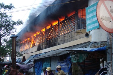 Miễn giảm lãi vay với tiểu thương cháy chợ Quảng Ngãi