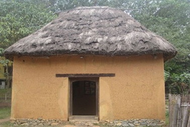 Sập nhà trình tường, vùi lấp 5 người