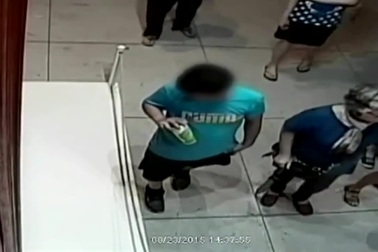 Cậu bé 12 tuổi làm rách bức tranh trưng bày tại triển lãm