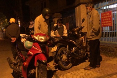 Nghe tin đồn, người dân đổ xô đi xếp hàng làm sổ đỏ từ… 1h sáng