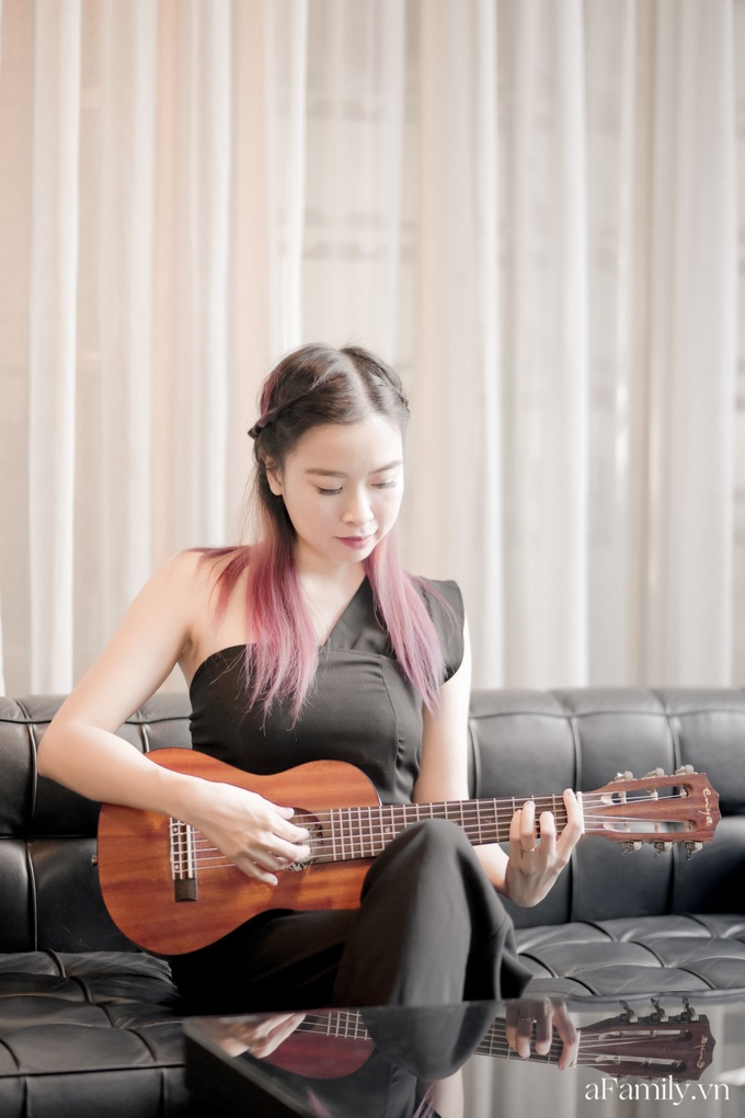 Đinh Khánh Ly - nữ giám đốc kiêm cô giáo dạy đàn cho trẻ tự kỷ: "Ở bên ngoài là ai hay quyền lực ra sao không quan trọng, chỉ muốn được làm mẹ bé Bơ thôi!" - Ảnh 2. Đinh Khánh Ly - nữ giám đốc kiêm cô giáo dạy đàn cho trẻ tự kỷ: "Ở bên ngoài là ai hay quyền lực ra sao không quan trọng, chỉ muốn được làm mẹ bé Bơ thôi!" - Ảnh 2.