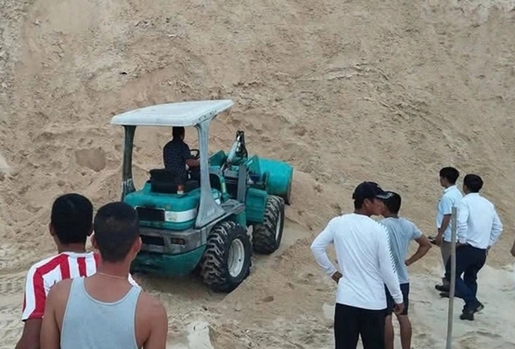 Nam sinh lớp 7 bị cát vùi lấp khi chơi cùng nhóm bạn - 1 Nam sinh lớp 7 bị cát vùi lấp khi chơi cùng nhóm bạn - 1