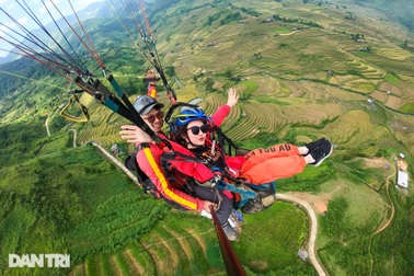 Vượt 2.000km, chi tiền triệu ngắm mùa vàng từ "lưng trời" Tây Bắc