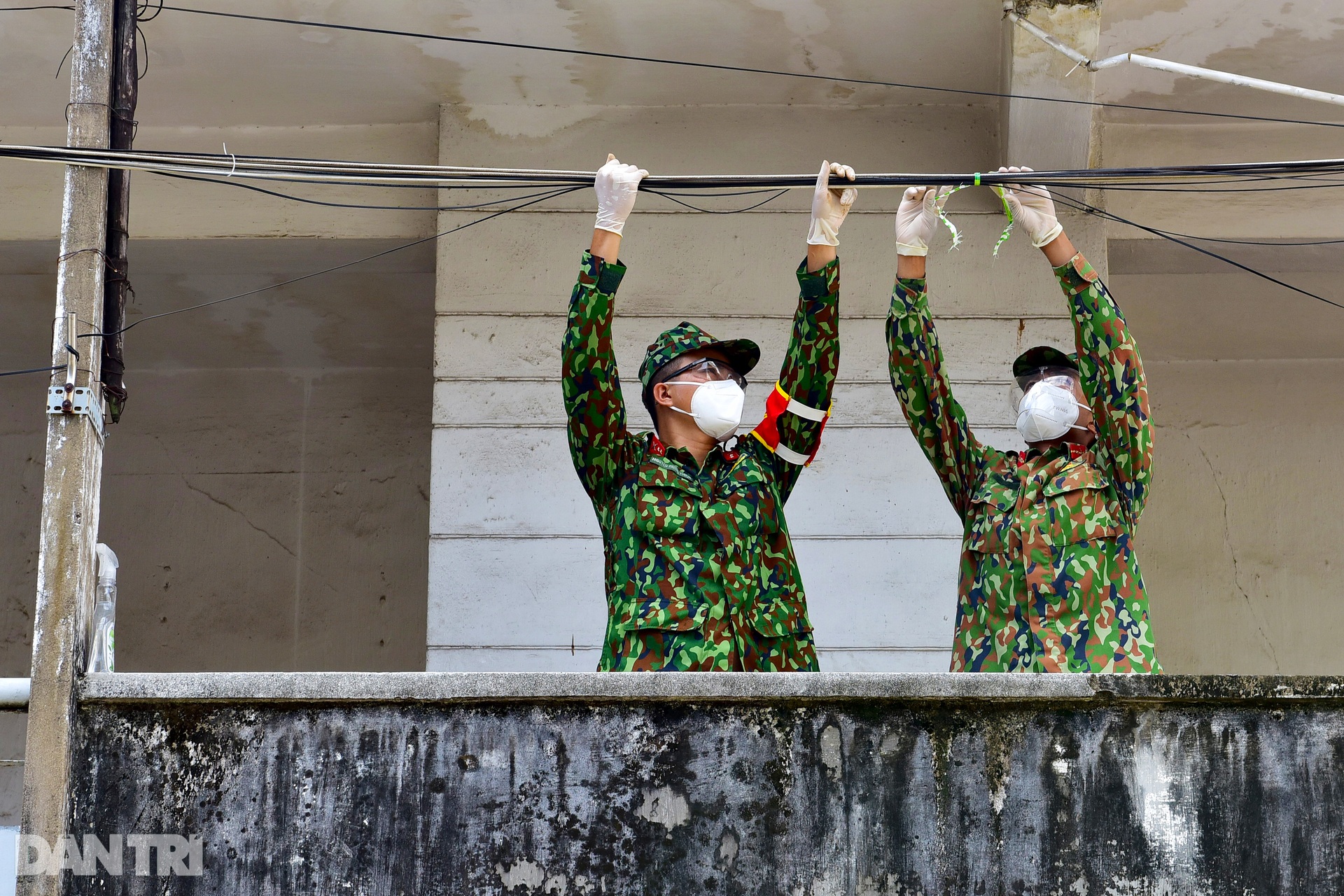 Dùng xe cẩu vận chuyển nhu yếu phẩm tới người dân sống tại chung cư TPHCM - 8