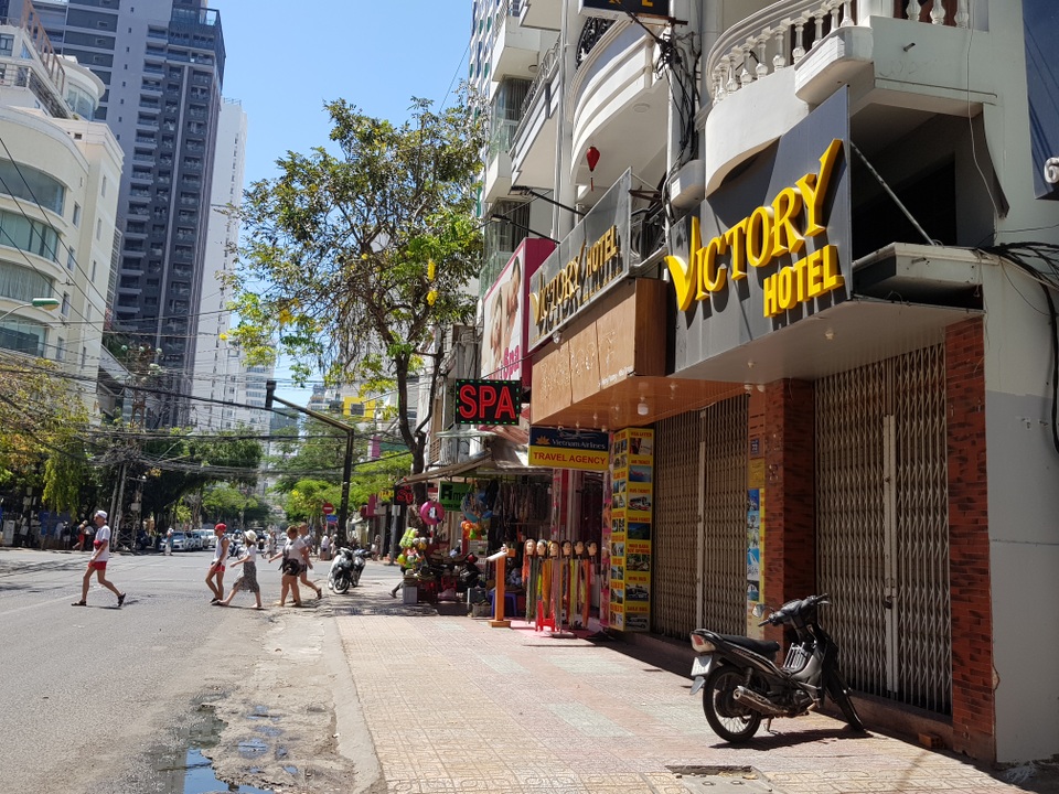 Nha Trang: Nhiều khách sạn đóng cửa, rao bán trong mùa dịch Covid-19 - 2 Nha Trang: Nhiều khách sạn đóng cửa, rao bán trong mùa dịch Covid-19 - 2