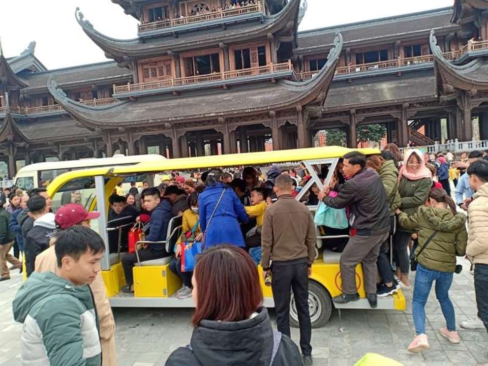 Biển người nườm nượp đổ về ngôi chùa lớn nhất thế giới ở Hà Nam - 3 Biển người nườm nượp đổ về ngôi chùa lớn nhất thế giới ở Hà Nam - 3