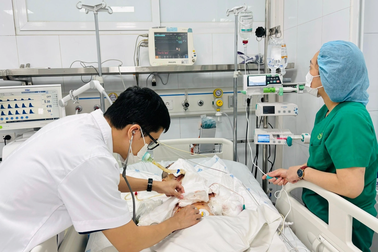 Laptop phát nổ, mảnh găm chi chít vào mặt bé trai đang học bài